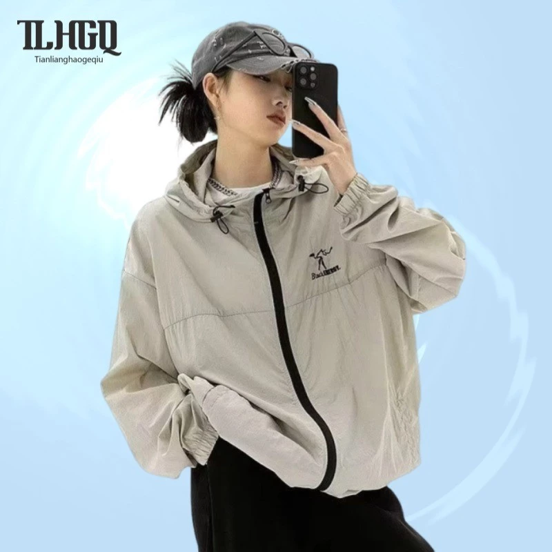 TLHGQ เสื้อคลุมกันแดด มีฮู้ด ผ้าเรยอน แบบบางพิเศษ ป้องกันรังสียูวี แฟชั่นฤดูร้อน สไตล์อเมริกัน สําหรับผู้ชาย และผู้หญิง พร้อมจัดส่งด่วน